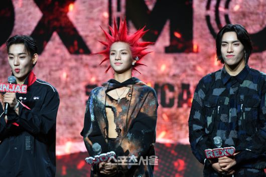 6인조 보이그룹 다이몬(DXMON)이 17일 청담동 일지아트홀에서 첫 미니앨범 ‘HYPERSPACE“를 선보이는 데뷔쇼케이스를 열고 꿈을 향한 항해를 시작했다.  다이몬은 민재, 세이타, 태극, HEE,REX, JO로 구성됐고 하이퍼스페이스에는  타이틀 곡 BURN UP을 비롯해 총 4곡을 수록했다. 2024.01.17.강영조 기자 kanjo@sportsseoul.com