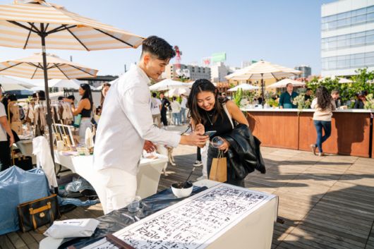 지난 2022년 9월 미국 LA에서 열린 한국서예협회 미주지회가 주관하고 삼평장학재단 후원하는 야외 휘호장에서 재미교포 등 현지인들이 참가해 붓을 잡고 있다. 제공 | 삼평장학재단