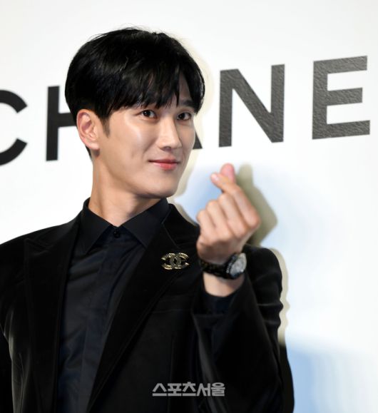 안보현이 지난 9월 샤넬 서울 플래그십에서 열린 ‘나우 & 넥스트’ 프로젝트 론칭 기념 ‘샤넬 X 프리즈 칵테일 리셉션’에 참석해 포즈를 취하고 있다. 2023. 9. 6. 사진ㅣ최승섭기자 thunder@sportsseoul.com