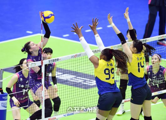 흥국생명 윌로우(왼쪽)이 12일 수원체육관에서 열린 2023-2024 V리그 여자부 현대건설과 경기에서 스파이크 공격을 하고 있다. 2024. 2. 12. 수원 | 박진업 기자 upandup@sportsseoul.com