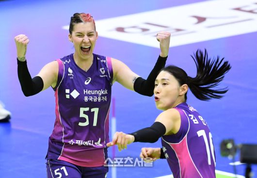 흥국생명 김연경(오른쪽)과 윌로우가12일 수원체육관에서 열린 2023-2024 V리그 여자부 현대건설과 경기에서 이주아의 블로킹 득점에 크게 기뻐하고 있다. 2024. 2. 12. 수원 | 박진업 기자 upandup@sportsseoul.com