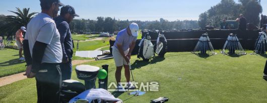 반바지 차림의 김주형이 보조 도구를 놓고 퍼트를 연습하고 있다. 퍼시픽 팰레세이즈=문상열전문기자