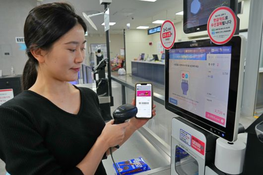 롯데마트 제타플렉스 잠실점에서 리뉴얼된 마트GO앱을 활용해 상품을 구매하는 고객의 모습. 사진 | 롯데마트
