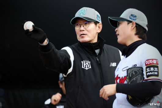 이강철 감독이 부산 기장군 현대차드림볼파크에서 열린 스프링캠프에서 박세진 선수를 지도하고 있다. 사진 | KT 위즈