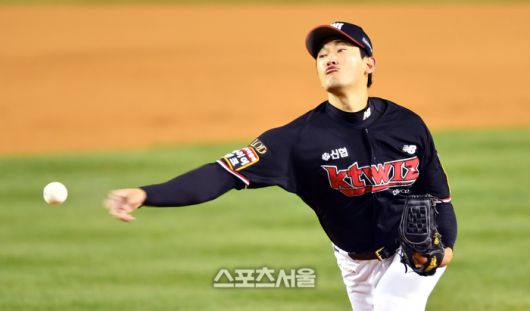 KT 우완사이드암 고영표가 잠실구장에서 열린 2023 KBO리그 LG트윈스와 KT위즈의 한국시리즈 5차전에서 역투하고 있다. 잠실 | 강영조기자 kanjo@sportsseoul.com