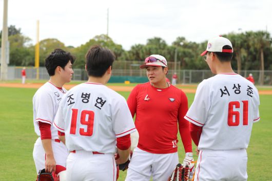 SSG 추신수(오른쪽 두 번째)가 2024 미국 플로리다 스프링캠프에서 투수조 최민준(왼쪽), 조병현(왼쪽 두 번째), 서상준(오른쪽)과 이야기를 나누고 있다. 사진 | SSG 랜더스