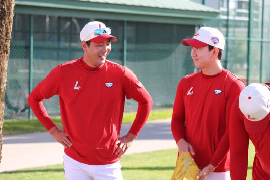 SSG 김광현(왼쪽)이 2024 미국 플로리다 스프링캠프에서 송영진과 이야기를 나누며 웃고 있다. 사진 | SSG 랜더스