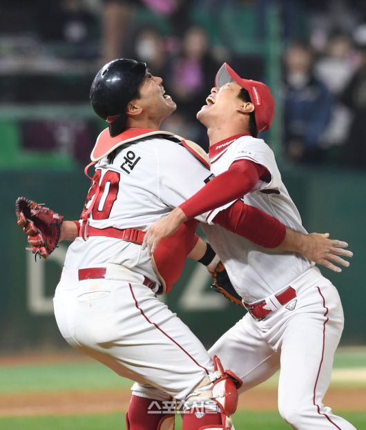 SSG 김광현(오른쪽)과 포수 이재원이 2022 KBO 한국시리즈 우승을 차지한 후 포옹하며 기뻐하고 있다. 문학 | 박진업기자 upandup@sportsseoul.com