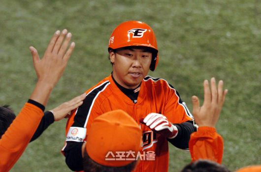 2007년 5월3일 6회초 무사 만루에서 삼성 선발 브라운으로부터 만루홈런을 뺏어낸 한화 5번 이범호가 동료들과 하이파이브를 나누고 있다. 대구 | 강영조기자. kanjo@sportsseoul.com