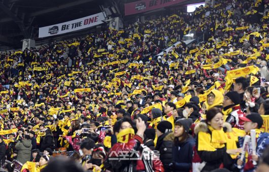 LG 트윈스 팬들이 13일 잠실구장에서 열린 2023 KBO리그 KT 위즈와 한국시리즈 5차전에서 열정적인 응원을 하고 있다. 2023. 11. 13. 잠실 | 박진업기자 upandup@sportsseoul.com