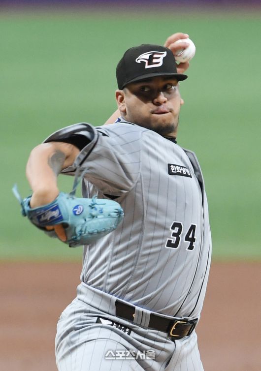 한화 이글스 산체스가 27일 고척스카이돔에서 열린 2023 KBO리그 키움 히어로즈와 경기에 선발 등판해 힘차게 공을 던지고 있다. 2023. 7. 27. 고척 | 박진업기자 upandup@sportsseoul.com