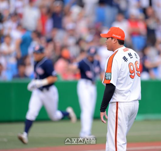 2012년 6월 24일 류현진과 니퍼트 맞대결로 관심을 끄는 한화-두산 주말3연전 마지막경기가 펼쳐지는 한밭구장. 복귀한 류현진을 상대로 3회초 윤석민에 이어 홈런을 터트린 김현수가 홈인하고 있다. 대전 | 강영조기자kanjo@sportsseoul.com