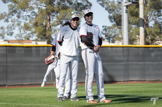 LG 김현수(왼쪽)가 미국 애리조나주 스코츠데일 인디언 스쿨 파크에서 진행 중인 스프링캠프 훈련에서 홍창기와 함께 웃고 있다.  사진 | LG 트윈스