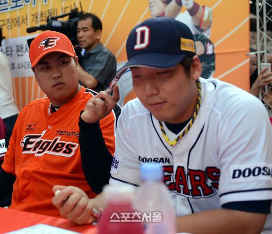 2012년 7월 20일 프로야구 올스타전을 하루 앞둔 20일 대전 서구 둔산동 갤러리아백화점 타임월드점 앞 광장에서 올스타전 참가 선수들의 팬사인회가 열렸다. 팬사인회 도중 류현진(왼쪽)이 김현수에게 팬으로 장난을 치고 있다. 대전 | 스포츠서울DB