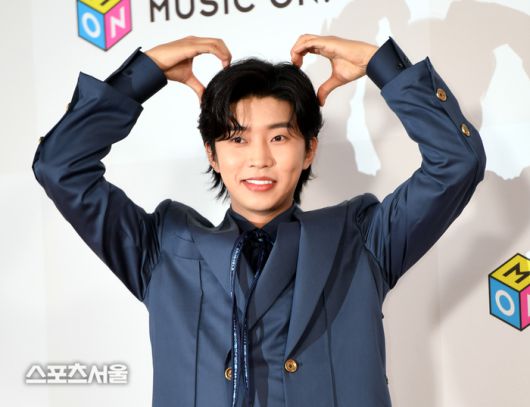 임영웅이 10일 인천 남동체육관에서 열린 ‘2023 더팩트 뮤직 어워즈’ 레드카펫 행사에서 하트 포즈를 취하고 있다.    2023. 10. 10.인천 | 최승섭기자 thunder@sportsseoul.com