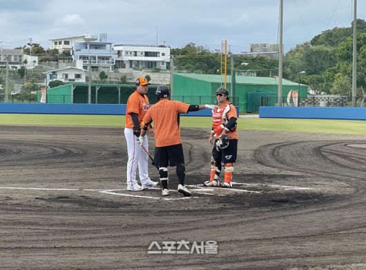 한화 류현진(왼쪽)이 2일 일본 오키나와 고친다 구장에서 진행한 라이브 피칭 도중 타자 김태연(가운데), 포수 최재훈과 이야기를 나누고 있다. 오키나와 | 김동영기자 raining99@sportsseoul.com