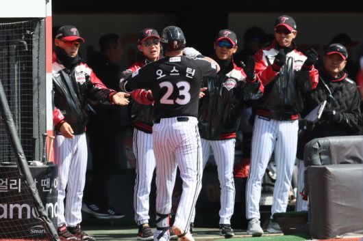 LG 오스틴이 9일 시범경기 수원 KT전에서 홈런을 친 후 더그아웃으로 돌아와 하이파이브 하고  있다. 사진 | LG 트윈스