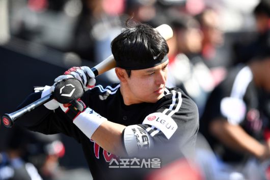 LG 박동원이 10일 수원KT위즈파크에서 열린 2024 KBO리그 시범경기 KT전에서 6회초 타격을 준비하고 있다. 수원 | 강영조 기자 kanjo@sportsseoul.com