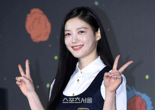 배우 김유정이 13일 서울 광진구 롯데시네마 건대입구점에서 진행된 넷플릭스 ‘닭강정’ 제작발표회에서 취재진을 향해 포즈를 취하고 있다. ‘닭강정’은 의문의 기계에 들어갔다가 닭강정으로 변한 딸 민아(김유정)를 되돌리기 위한 아빠 선만(류승룡)과 그녀를 짝사랑하는 백중(안재홍)의 코믹 미스터리 추적극으로 이병헌 감독이 연출을 맡았다. 2024. 3. 13. 박진업 기자 upandup@sportsseoul.com