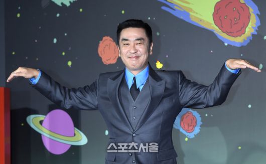 배우 류승룡이 13일 서울 광진구 롯데시네마 건대입구점에서 진행된 넷플릭스 ‘닭강정’ 제작발표회에서 취재진을 향해 포즈를 취하고 있다. ‘닭강정’은 의문의 기계에 들어갔다가 닭강정으로 변한 딸 민아(김유정)를 되돌리기 위한 아빠 선만(류승룡)과 그녀를 짝사랑하는 백중(안재홍)의 코믹 미스터리 추적극으로 이병헌 감독이 연출을 맡았다. 2024. 3. 13. 박진업 기자 upandup@sportsseoul.com