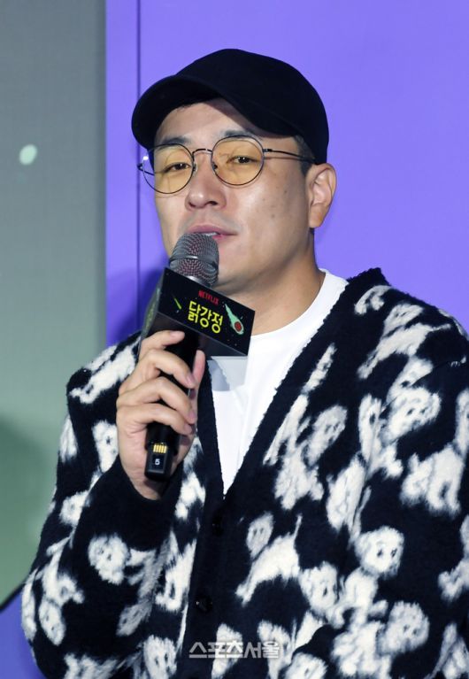 이병헌 감독이 13일 서울 광진구 롯데시네마 건대입구점에서 진행된 넷플릭스 ‘닭강정’ 제작발표회에서 취재진의 질문에 답을 하고 있다.‘닭강정’은 의문의 기계에 들어갔다가 닭강정으로 변한 딸 민아(김유정)를 되돌리기 위한 아빠 선만(류승룡)과 그녀를 짝사랑하는 백중(안재홍)의 코믹 미스터리 추적극으로 이병헌 감독이 연출을 맡았다. 2024. 3. 13. 박진업 기자 upandup@sportsseoul.com