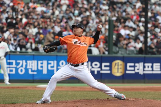 17일 오후 부산 동래구 사직구장에서 열린 2024 신한 SOL 뱅크 KBO리그 한화 이글스-롯데 자이언츠 시범경기. 한화 선발 투수 류현진이 역투하고 있다. 사직 | 연합뉴스