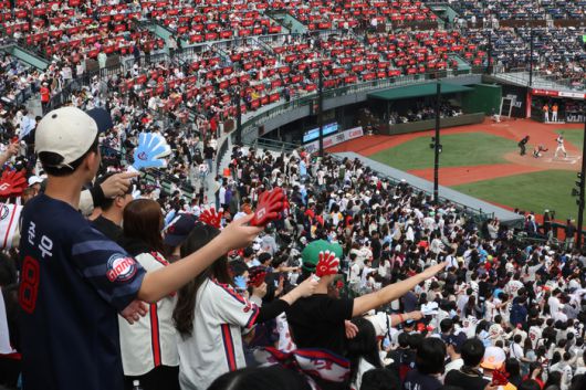 사직구장을 찾은 관중들이 선수들을 응원하고 있다. 사진 | 사직=연합뉴스