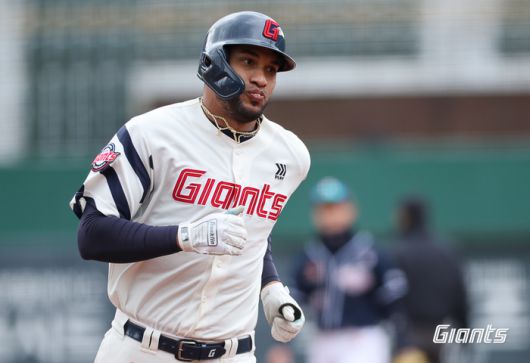 지난 12일 두산과 시범경기에서 홈런을 친 레이예스. 사진 | 롯데 자이언츠