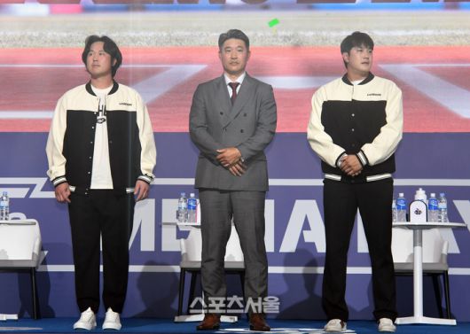 SSG 랜더스 이숭용 감독(가운데)과 최정(왼쪽), 서진용이 22일 서울 중구 소공동 롯데호텔 크리스탈볼룸에서 진행된 ‘2024 신한 SOL Bank KBO 미디어데이’ 행사에서 취재진을 향해 포즈를 취하고 있다. 사진 | 박진업 기자 upandup@sportsseoul.com