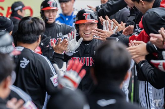 LG 김현수(가운데)가 12일 대구삼성라이온즈파크에서 열린 2024 KBO리그 시범경기 삼성전에서 홈런을 친 후 더그아웃에서 하이파이브를 하고 있다. 사진 | LG 트윈스