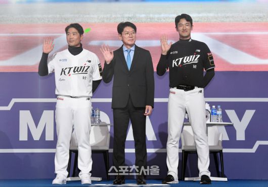 KT 위즈 이강철 감독(가운데)과 박경수(왼쪽), 고영표가 22일 서울 중구 소공동 롯데호텔 크리스탈볼룸에서 진행된 ‘2024 신한 SOL Bank KBO 미디어데이’ 행사에서 취재진을 향해 포즈를 취하고 있다. 사진 | 박진업 기자 upandup@sportsseoul.com