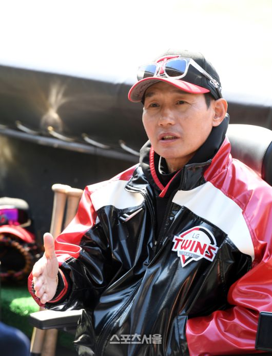 LG 염경엽 감독이 10일 수원케이티위즈파크에서 열린 2024 KBO리그 시범경기 KT전에 앞서 취재진과 이야기를 나누고 있다. 수원 | 강영조 기자 kanjo@sportsseoul.com