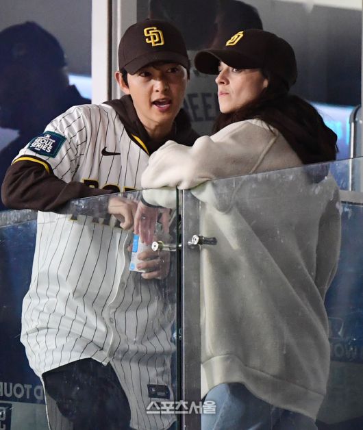 21일 서울 고척스카이돔에서 열린 ‘MLB 월드투어 서울 시리즈 2024’ LA 다저스와 샌디에이고 파드리스의 경기. 송중기가 아내 케이티와 함께 경기를 관람하고 있다. 사진 | 최승섭기자 thunder@sportsseoul.com