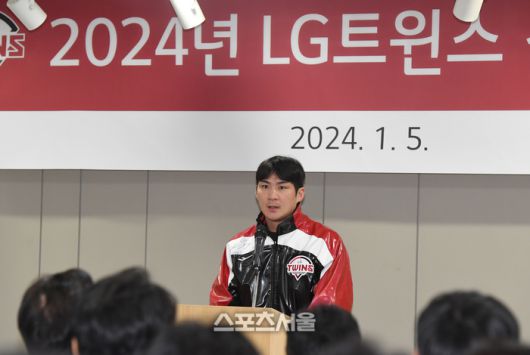 LG 트윈스 주장 오지환이 5일 잠실구장에서 진행된 ‘2024년 LG 트윈스 신년 인사회’에서 인사말을 하고 있다. 잠실 | 박진업기자 upandup@sportsseoul.com