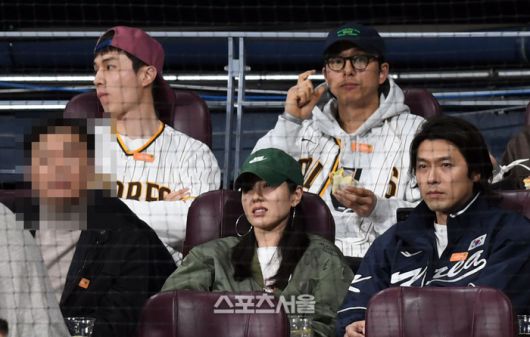 현빈과 손예진이 21일 고척 스카이돔에서 열린 MLB 서울시리즈 샌디에이고 파드리스와 LA 다저스 경기를 지켜보고 있다. 뒤는 이동욱과 공유. 사진 | 최승섭기자 thunder@sportsseoul.com