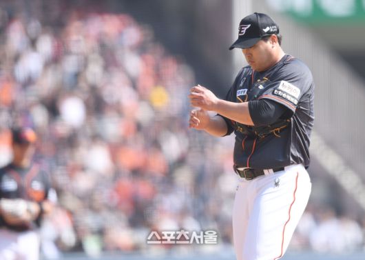 한화 선발투수 류현진이 23일 잠실야구장에서 열린 2024 KBO리그 LG와 경기 2회말 2사만루 상대 신민재와 2타점 안타를 허용한 후 아쉬워하고 있다.  2024. 3. 23.잠실 | 최승섭기자 thunder@sportsseoul.com