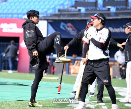 한화 채은성이 23일 잠실야구장에서 열리는 2024 KBO리그 LG와 경기에 앞서 상대 손호영과 장난을 치고 있다.2024. 3. 23.잠실 | 최승섭기자 thunder@sportsseoul.com