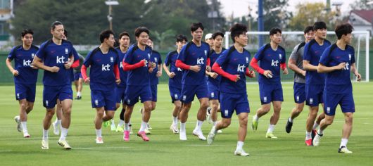 24일 태국 방콕 윈드밀 풋볼클럽에서 태국과 2026 북중미 월드컵 아시아 지역 2차 예선 C조 4차전 경기를 앞둔 한국 축구대표팀이 러닝으로 몸을 풀고 있다. 방콕 | 연합뉴스