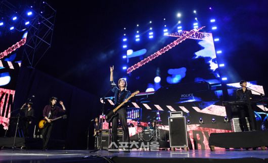 엑스디너리 히어로즈(Xdinary Heroes)가 2일 태국 방콕 라자망갈라 국립경기장에서 열린 ‘제33회 서울가요대상’ 시상식(주최 스포츠서울, 주관 서울가요대상 조직위원회)에서 밴드상을 수상한 열정적인 무대를 선보이고 있다. 2024. 1. 2. 방콕(태국) | 박진업기자 upandup@sportsseul.com