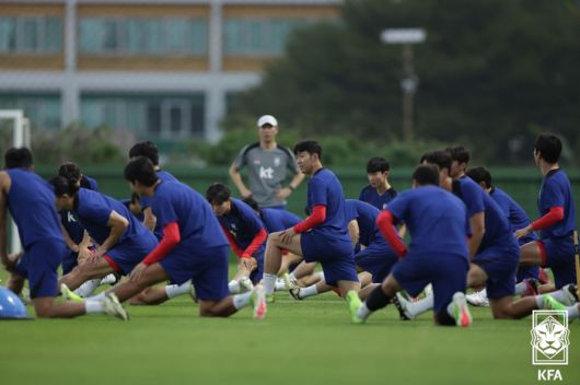 손흥민(가운데)을 비롯한 축구대표팀 선수들이 태국 방콕에서 현지 적응훈련에 임하고 있다. 사진제공 | 대한축구협회