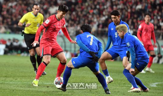 손흥민이 지난 21일 서울월드컵경기장에서 열린 2026 제23회 FIFA 북중미월드컵 아시아예선 2라운드 C조 3차전 대한민국과 태국의 경기에서 드리블하고 있다. 상암 | 강영조기자 kanjo@sportsseoul.com