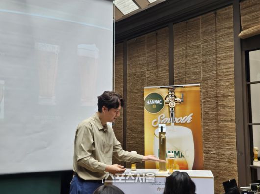윤정훈 오비맥주 브루마스터는 밀도 높은 거품 지속력 원리에 대해 설명중이다. 사진 | 최규리기자 gyuri@sportsseoul.com