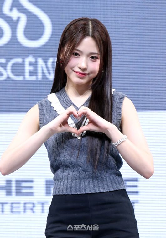 리센느(RESCENE)의 제나가 26일 서울 광진구 예스24 라이브홀에서 진행된 데뷔 싱글 앨범 ‘리 씬(Re:Scene)’ 발매 기념 미디어 쇼케이스에서 취재진을 향해 포즈를 취하고 있다.원이, 미나미, 리브, 메이, 제나로 구성된 5인조 걸그룹 리센느는 ‘장면(Scene)’과 향(Scent)‘의 의미를 결합해 향을 통해 ’다시 장면을 떠올린다‘는 컨셉트를 담고 있다. 2024. 3. 26. 박진업 기자 upandup@sportsseoul.com