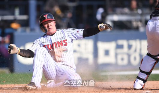 LG 오지환이 23일 잠실야구장에서 열린 2024 KBO리그 한화와 경기 5회말 1사3루 박동원 내야땅볼 때 홈으로 들어오고 있다. 2024. 3. 23.잠실 | 최승섭기자 thunder@sportsseoul.com