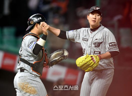 한화 박상원이 27일 인천 SSG랜더스필드에서 열린 2024 KBO리그 SSG와 경기 승리 후 최재훈과 하이파이브를 하고 있다.  2024. 3. 27.문학 | 최승섭기자 thunder@sportsseoul.com