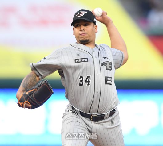 한화 선발투수 산체스가 27일 인천 SSG랜더스필드에서 열린 2024 KBO리그 SSG와 경기에서 역투하고 있다. 2024. 3. 27.문학 | 최승섭기자 thunder@sportsseoul.com