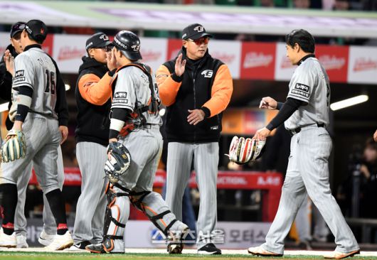 한화 최원호 감독이 27일 인천 SSG랜더스필드에서 열린 2024 KBO리그 SSG와 경기 승리 후 선수들을 격려하고 있다. 2024. 3. 27.문학 | 최승섭기자 thunder@sportsseoul.com