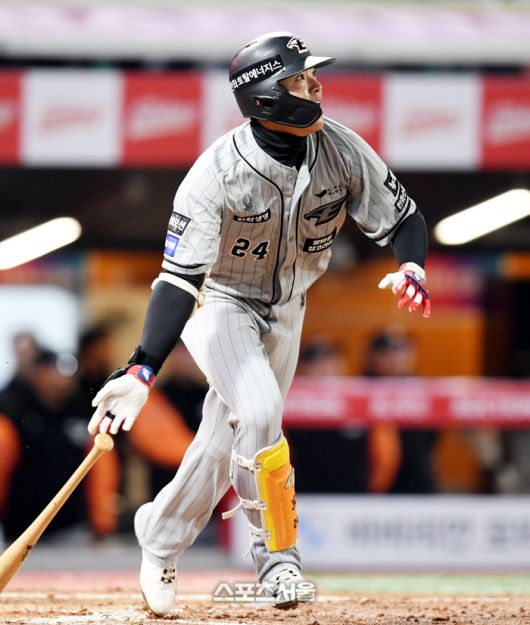 한화 임종찬이 27일 인천SSG랜더스필드에서 열린 2024 KBO리그 SSG와 경기에서 4회초 우중간 2루타를 치고 있다. 문학 | 최승섭기자 thunder@sportsseoul.com