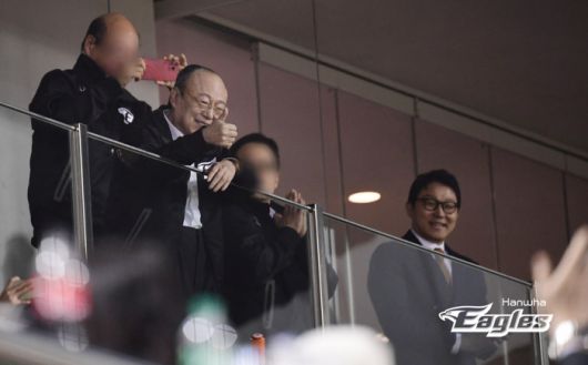 한화그룹 김승연 회장(왼쪽 두 번째)이 29일 대전 한화생명이글스파크에서 열린 2024 KBO리그 정규시즌 홈 개막전 KT전에서 팬들에게 엄지를 치켜세우고 있다. 사진 | 한화 이글스