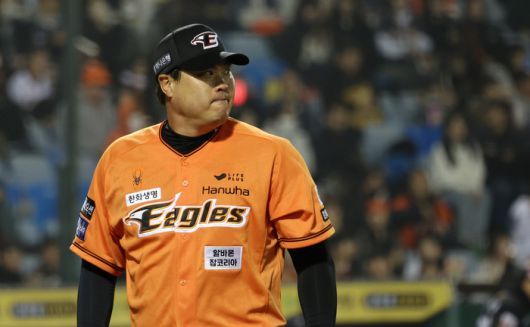 한화 선발 류현진이 29일 대전 한화생명이글스파크에셔 열린 2024 KBO리그 정규시즌 KT전에서 6회 실점 후 아쉬워하고 있다. 사진 | 대전=연합뉴스